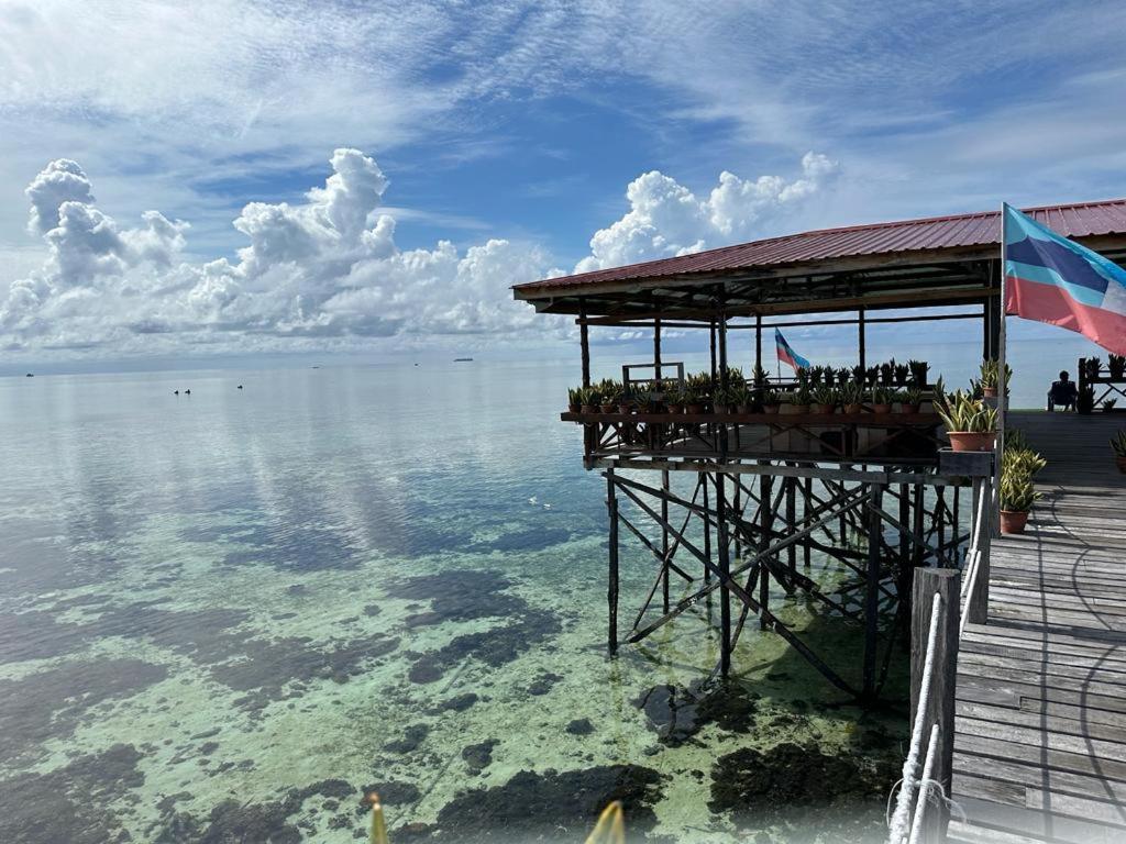 Апартаменти Mabul Backpackers Mabul Island Екстер'єр фото