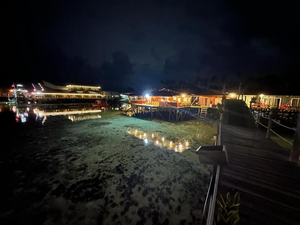 Апартаменти Mabul Backpackers Mabul Island Екстер'єр фото