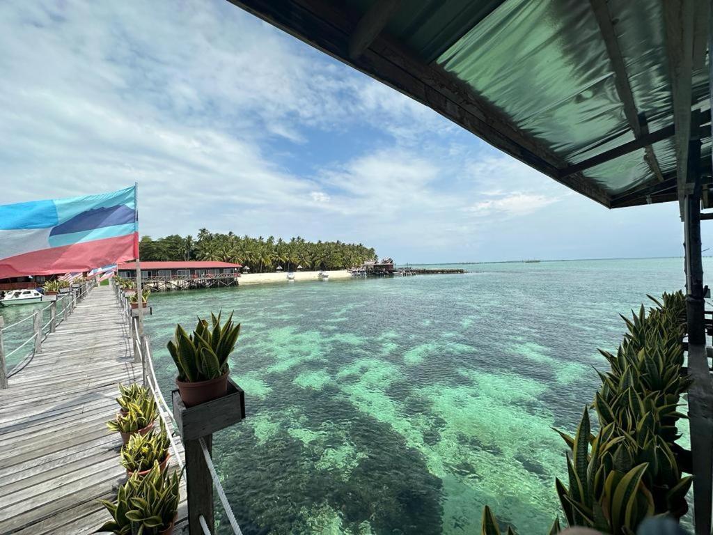 Апартаменти Mabul Backpackers Mabul Island Екстер'єр фото