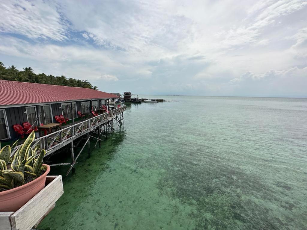 Апартаменти Mabul Backpackers Mabul Island Екстер'єр фото